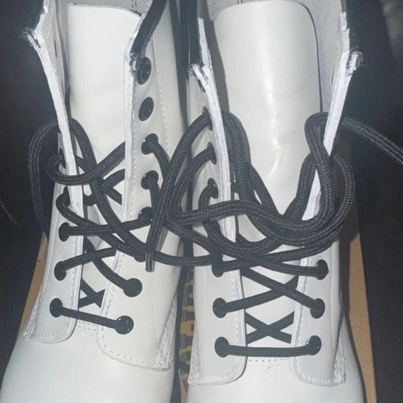 Women’s Dr. Martens White Combat Boots size 9 - Picture 5 of 9
